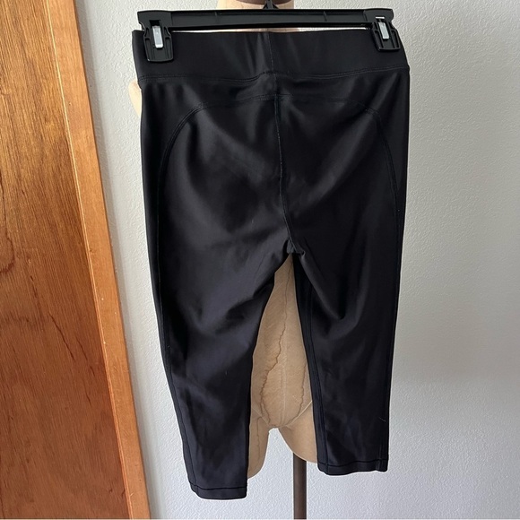 UNDER ARMOUR sz S Capri Leggings Black Crop HeatGear No Slip Waistband - Picture 3 of 5